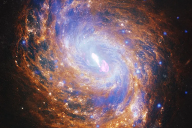 NGC 1068, eine relativ nahe Spiralgalaxie, erscheint auf diesem am 23. Juli 2025 veröffentlichten Bild. Die Galaxie enthält ein Schwarzes Loch in ihrem Zentrum, das doppelt so massereich ist wie das der Milchstraße.