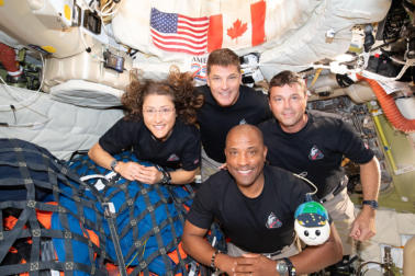  Die Artemis-II-Crew – (im Uhrzeigersinn von links) Missionsspezialistin Christina Koch, Missionsspezialist Jeremy Hansen, Commander Reid Wiseman und Pilot Victor Glover.