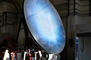 Licht fällt auf einen Solarkonzentrator, der auf diesem Foto vom 7. August 2025 getestet wird.