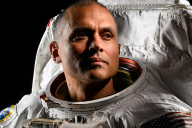 Der NASA-Astronaut Anil Menon posiert am 8. Januar 2026 im Johnson Space Center der NASA in Houston, Texas, in einem Raumanzug. 