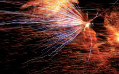 Es zischt, knallt und brodelt in dunkler Nacht.